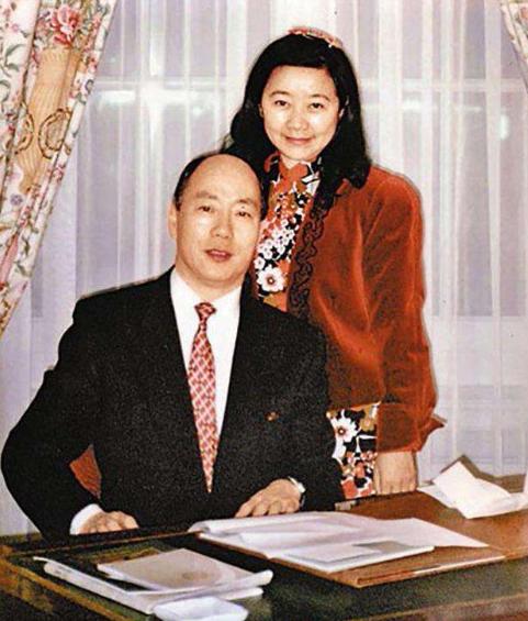 扎着两条小辫的亚洲女首富龚如心，丈夫被绑失踪后，性情大变