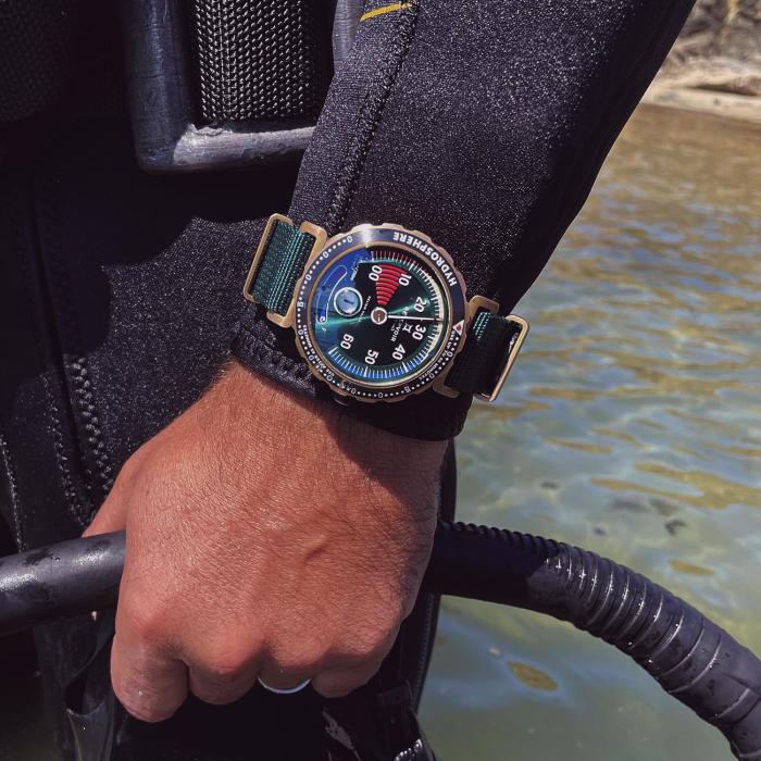 受到油桶和压力计启发，所制作的一款潜水表