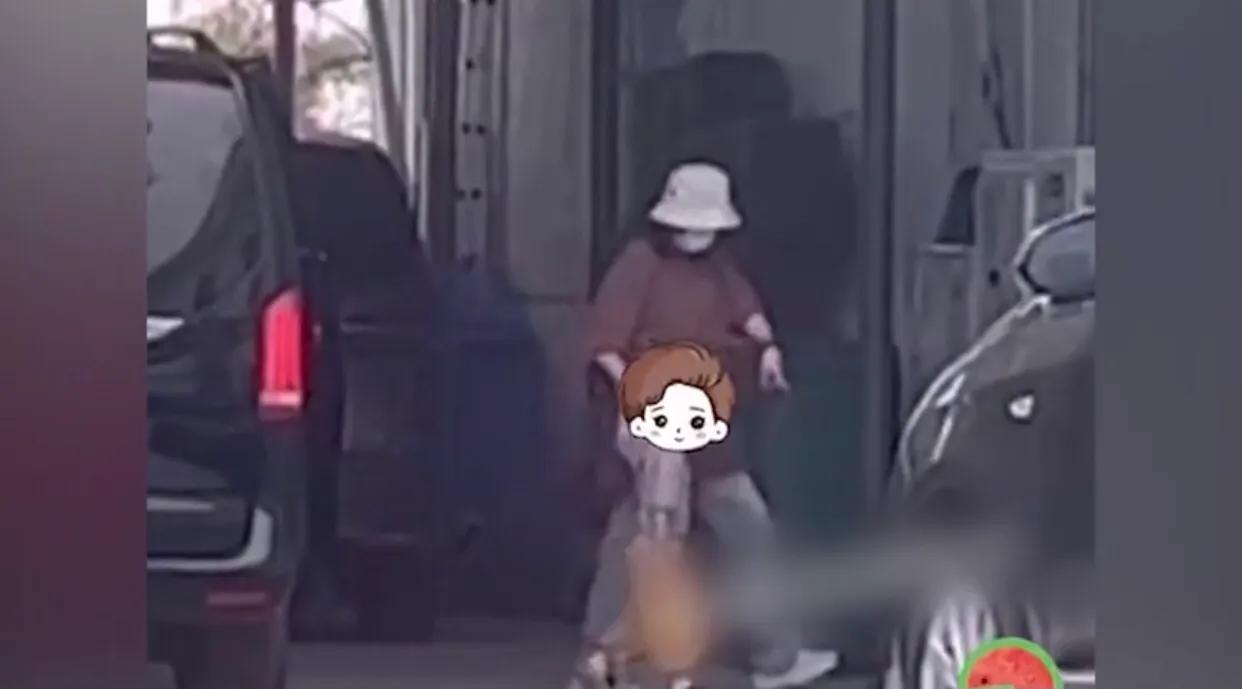 刘诗诗工作不忘带娃，穿着宽松似孕妇，不过还是那么美