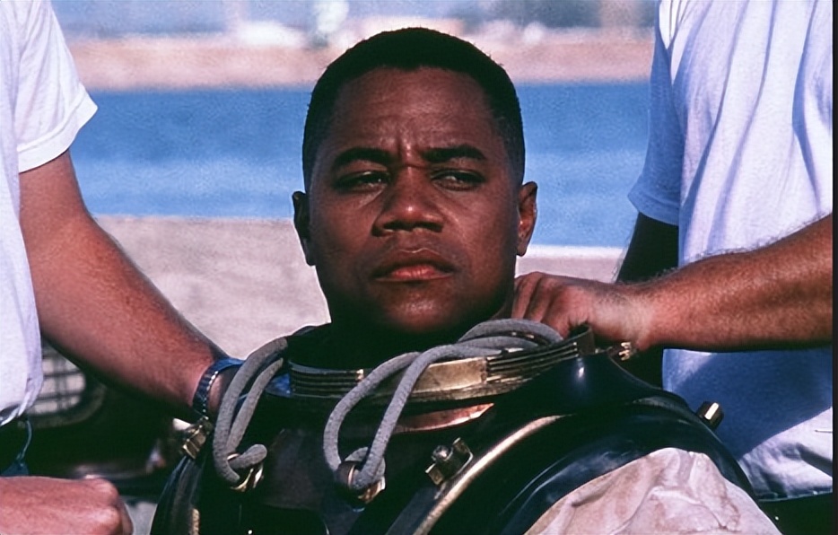 《怒海潜将》德尼罗古丁演技炸裂！不亚于狂风暴雨的袭击