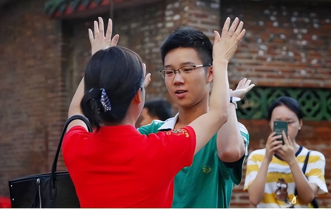 考研与高考，二者的异同点非常的明显，读书之路贵在“坚持”二字