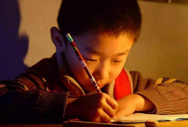小学生获奖作文《爷爷》，全文就26个字概括，真情流露让老师泪目