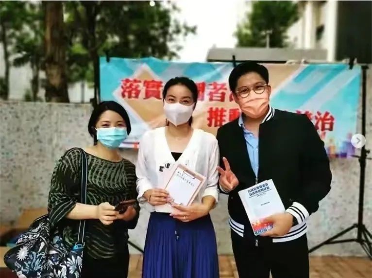 郭晶晶：国民好媳妇，陪霍启刚上街宣传爱国教育，打扮朴素接地气