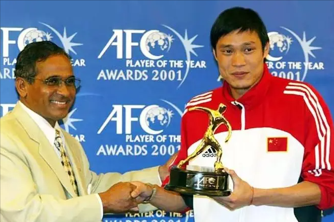 范志毅三婚娶小17岁妻子，两女儿都是外国籍，曾爆粗口回击网友