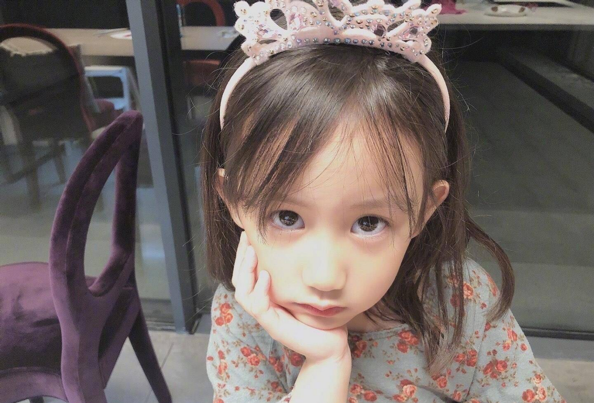 黄磊夫妇太开明了！带8岁女儿去烫发，妹妹秀新发型比多多还臭美