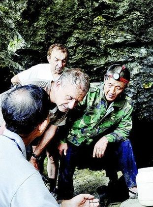 小伙山洞发现血色河流，吓得屁滚尿流，这血色到底是怎么回事？
