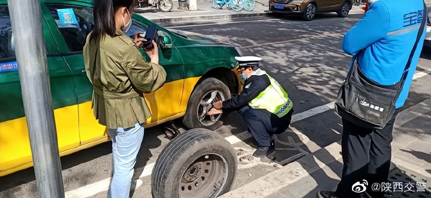 出租车路中爆胎，交警化身“修车工”