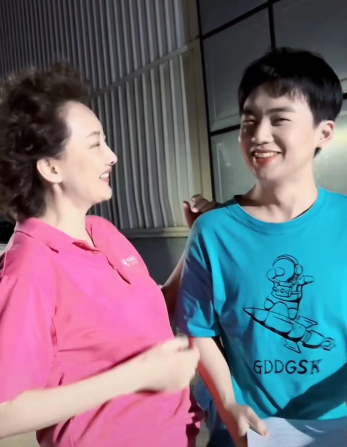 郭麒麟久违露面身形消瘦，神情疲惫面容憔悴，与牛莉搭肩关系亲密