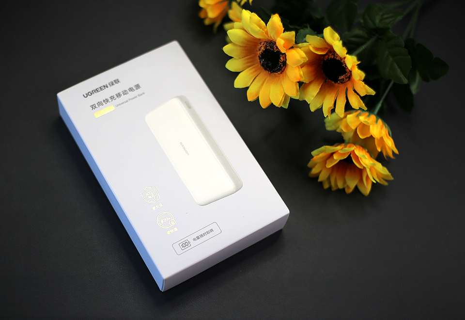 双向快充数显设计，这个绿联20000充电宝让你告别电量焦虑