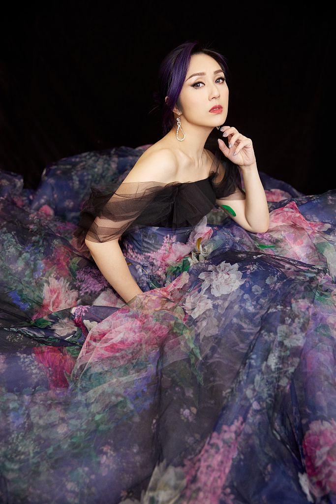 杨千嬅气质超有韵味,一袭华丽花裙尽显灵动风气,紫调发色超亮眼