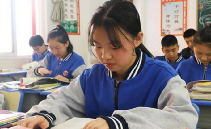 上大学才知道，普通班当鸡头和重点班当凤尾的差距，能重选就好了