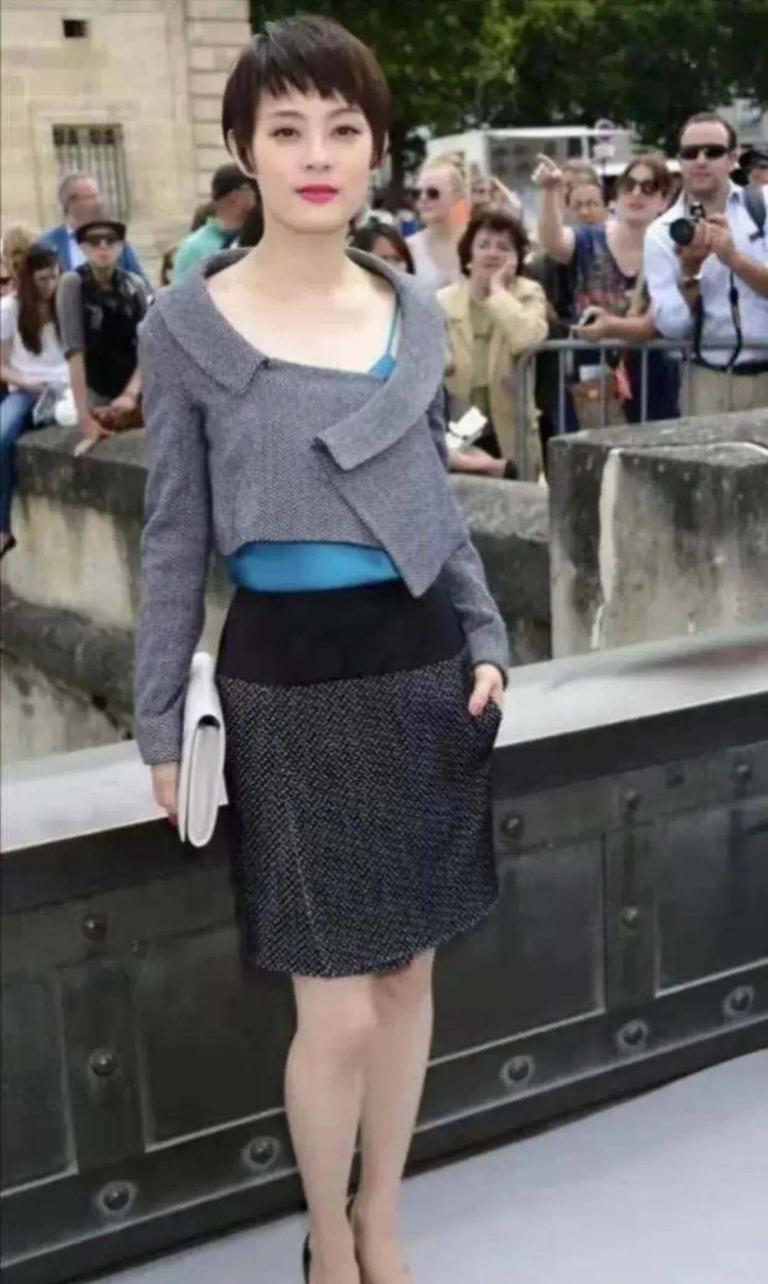 孙俪是真的很时髦，不规则的西装配干练短发，优雅高级又显更气质