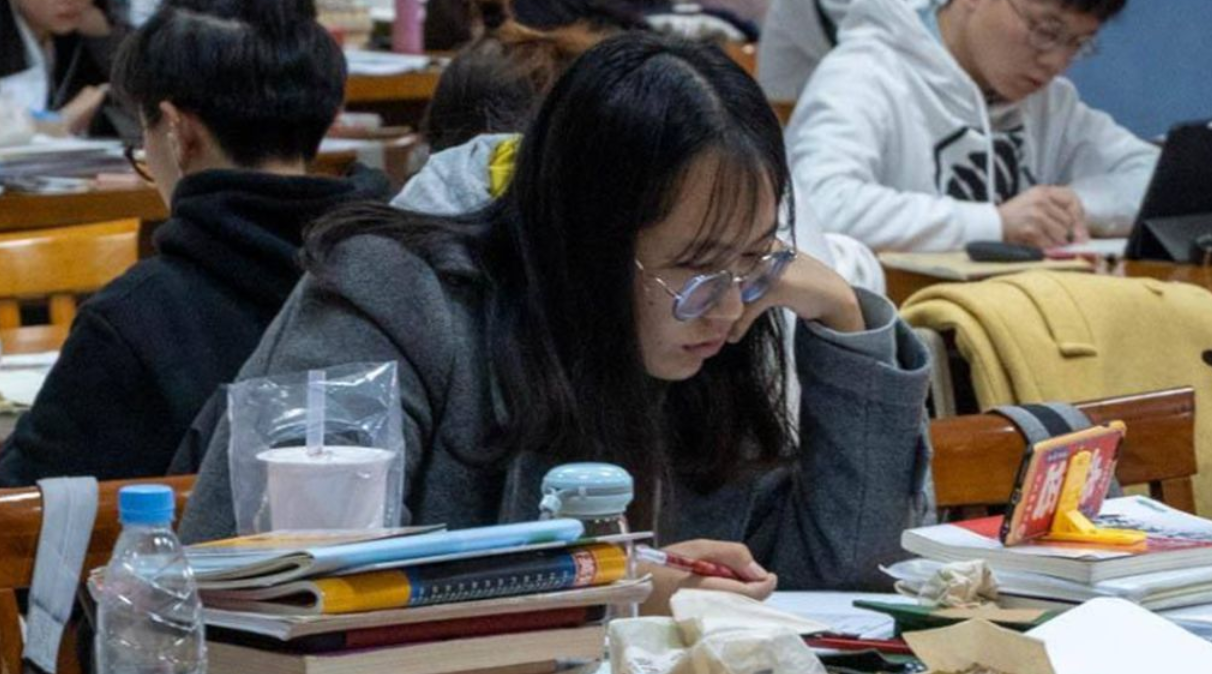 1张清华大学女生“背包照”走红，真正的“炫富”不是炫物质