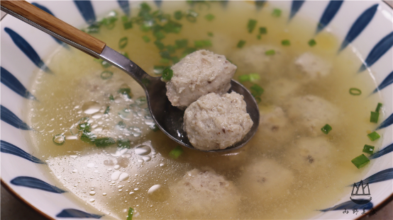 一斤猪肉做两锅肉丸子，个个Q弹有嚼劲，详细配方告诉你