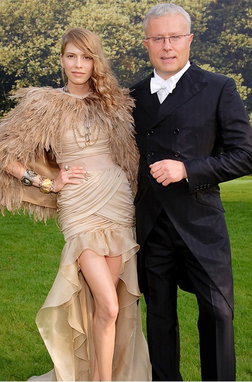 俄罗斯贵妇埃琳娜：16岁入狱，19岁嫁给救命恩人，生4胎身材苗条