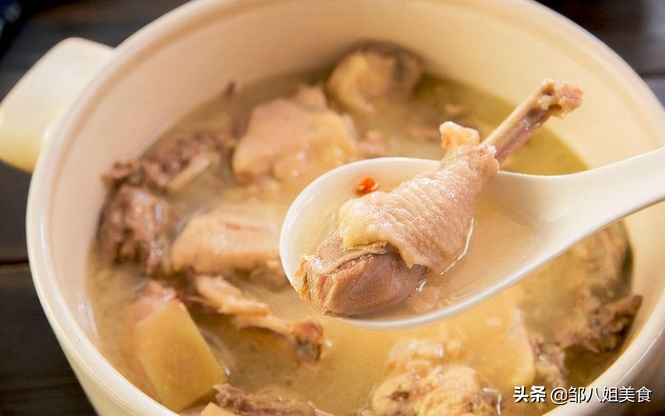 炖鸡汤，记住“加2步放3样”，炖好后鸡汤鲜香无腥，浓郁好喝