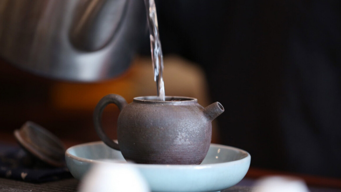 阳春三月，中年男人无论贫富，4种“茶”要常喝，其味香浓又营养
