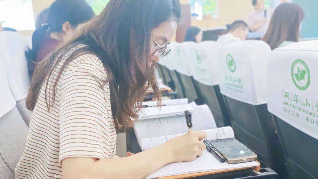 区教科院小学语文教研员付建勇主任开展推进小学阅读实践专题讲座