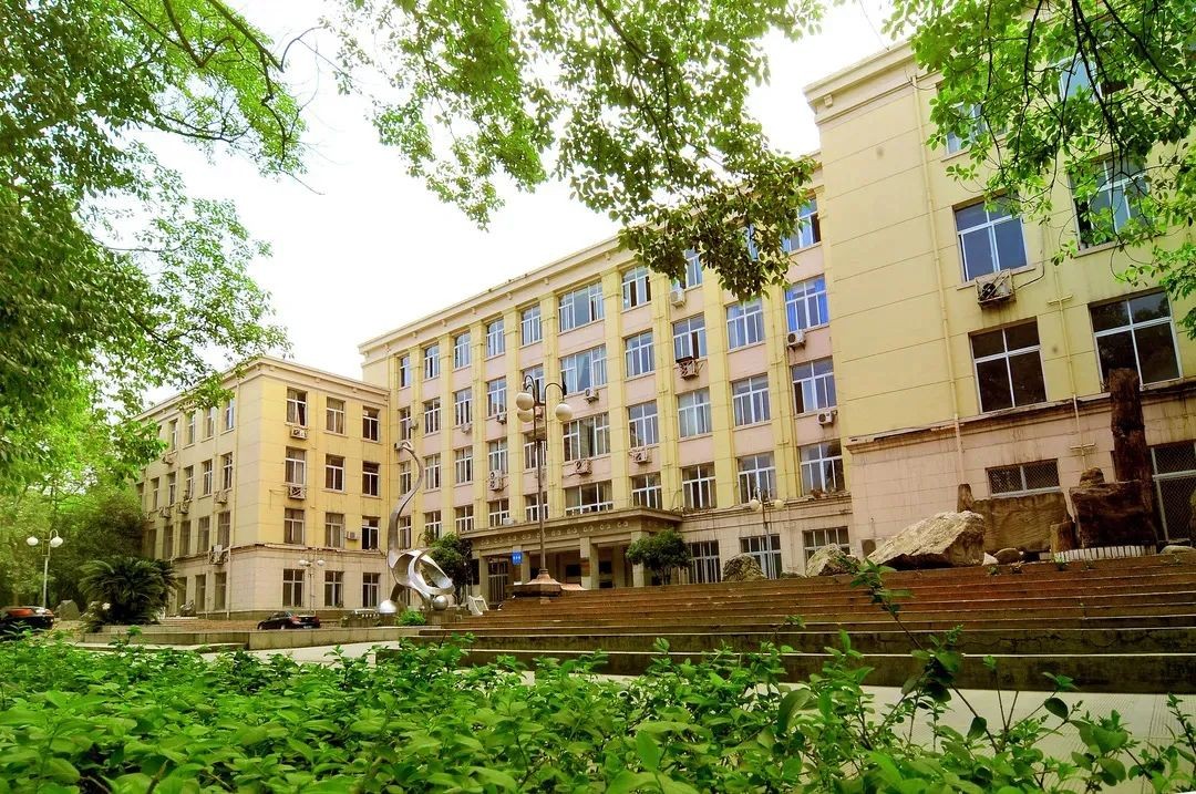 “恐龙”守候，坐拥4大食堂、水上图书馆！2022，成都理工大学等你来！