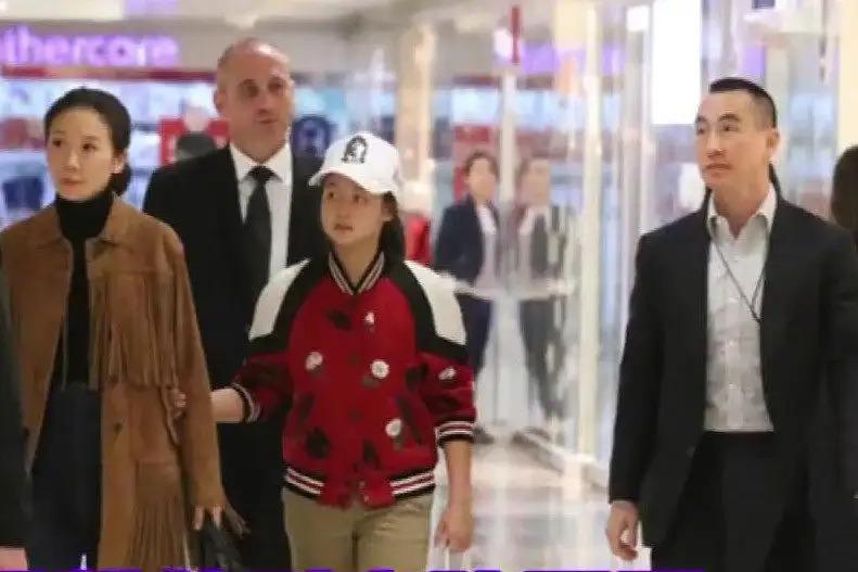 何猷龙：23岁娶初恋，结婚22年零绯闻，靠自己赚百亿家产