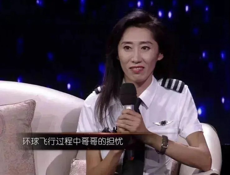 重庆女孩大二退学，35岁离婚，37岁卖房学飞行，43岁环球单飞成功