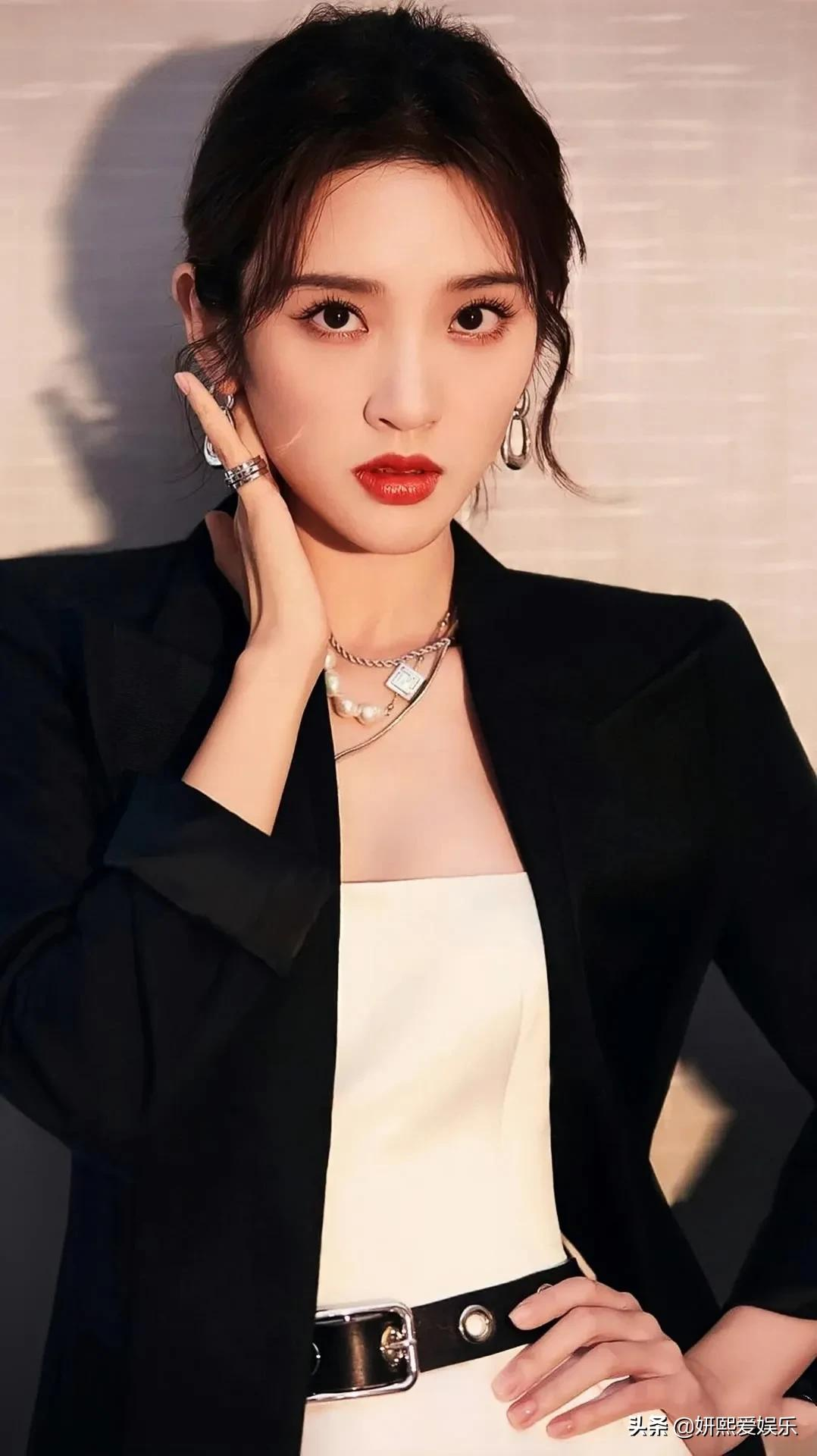 唐艺昕，邻家女孩，甜美可人