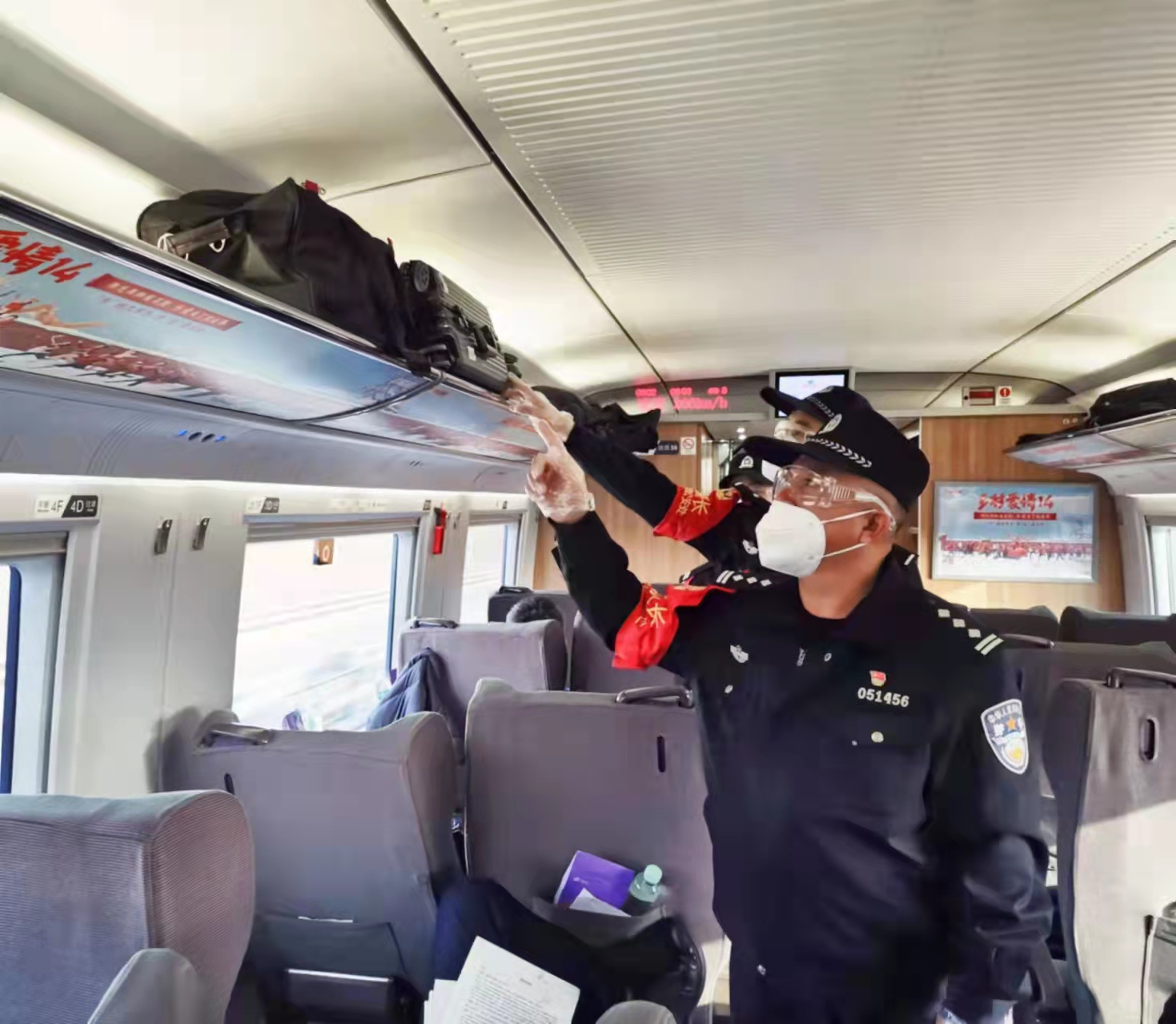 郑州乘警五大队领导登车进行防诈骗宣传