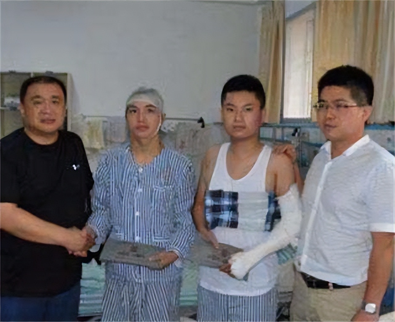 8年前江西两位“夺刀少年”因救全车人错过高考，如今怎么样了？