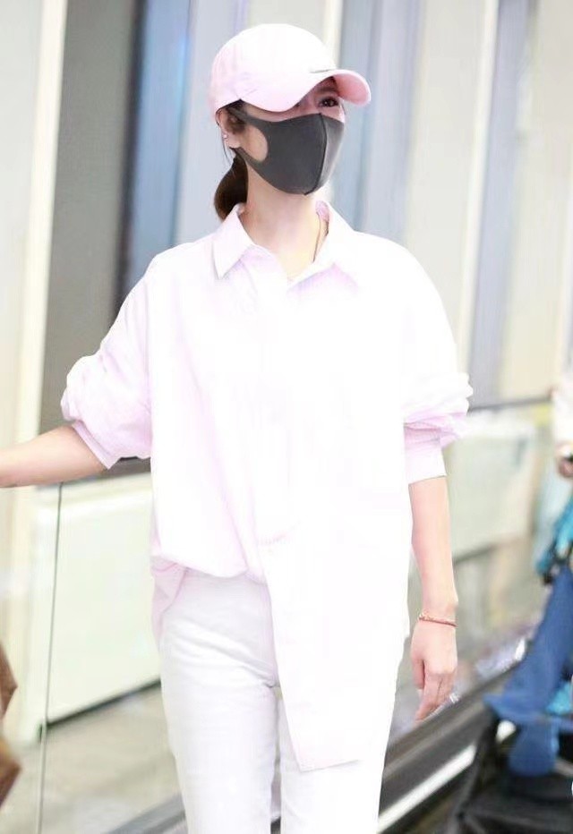 "林心如"太会扮嫩了,穿粉色衬衫配白色骑行裤,年轻20岁不止
