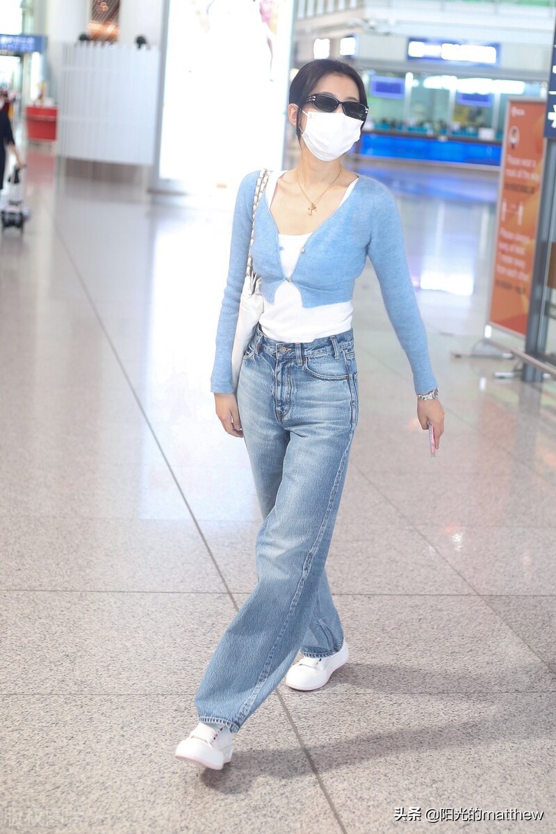 街拍：孙怡蓝色针织开衫+白色背心+阔腿牛仔裤简约随性