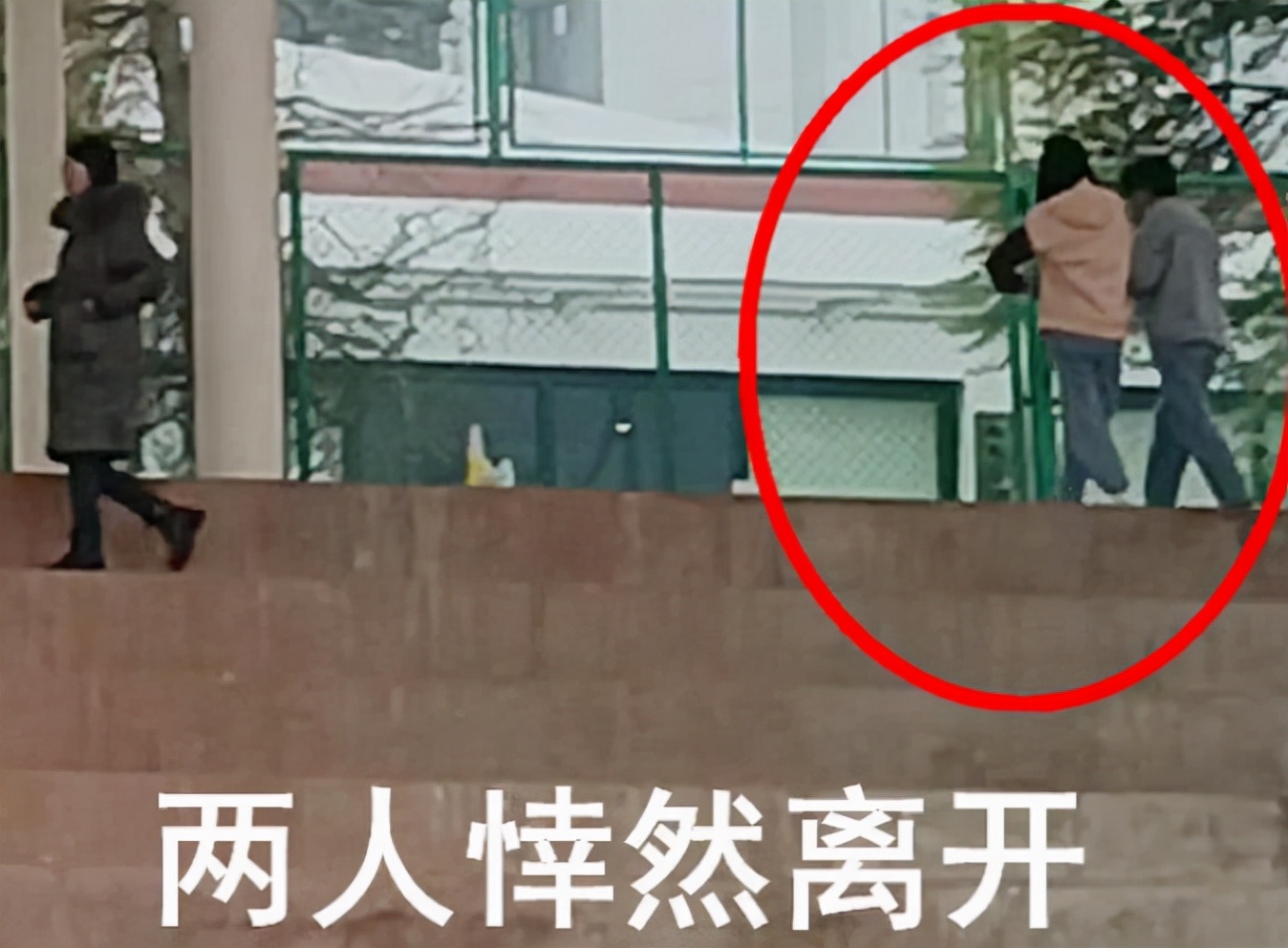 某大学小情侣操场“秀恩爱”，搂抱亲吻，引得上百名同学观看