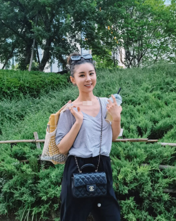 李小萌产后半年瘦一圈！拎6万元包凹造型，领口大敞秀出精致锁骨