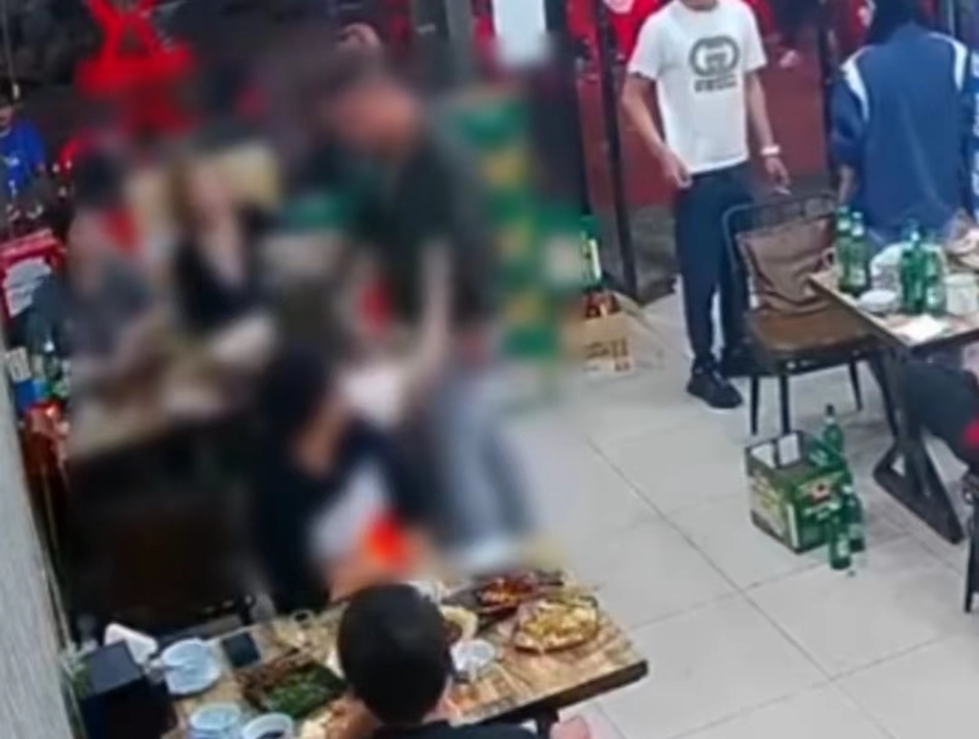 唐山打人事件后续：施暴者身份被曝光，冷漠的看客令人不齿