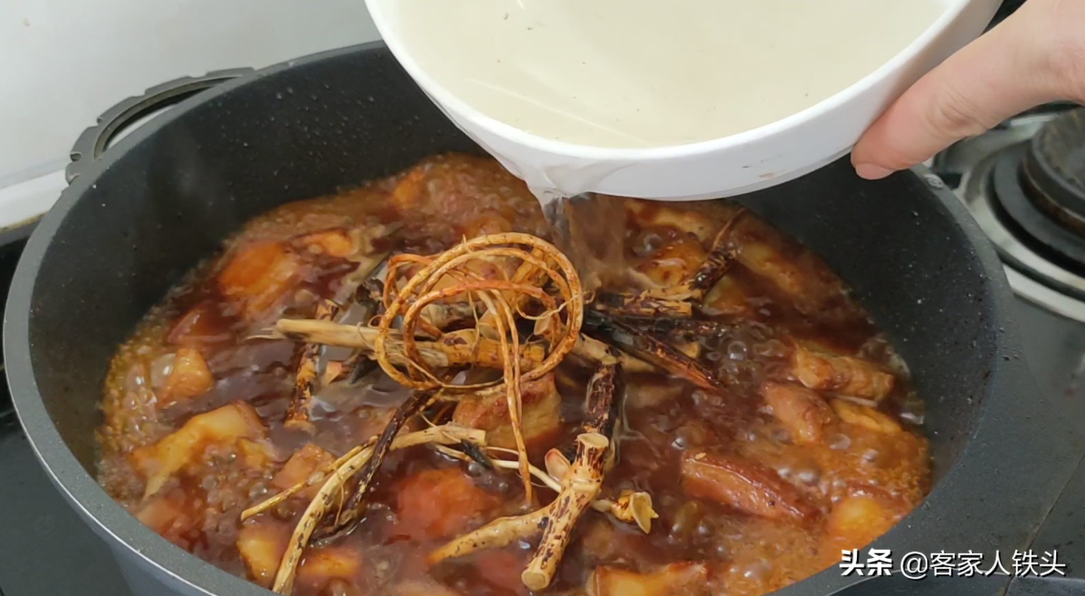 16块2斤五花肉，加1把树根，教你客家独特做法，一开盖香飘满屋