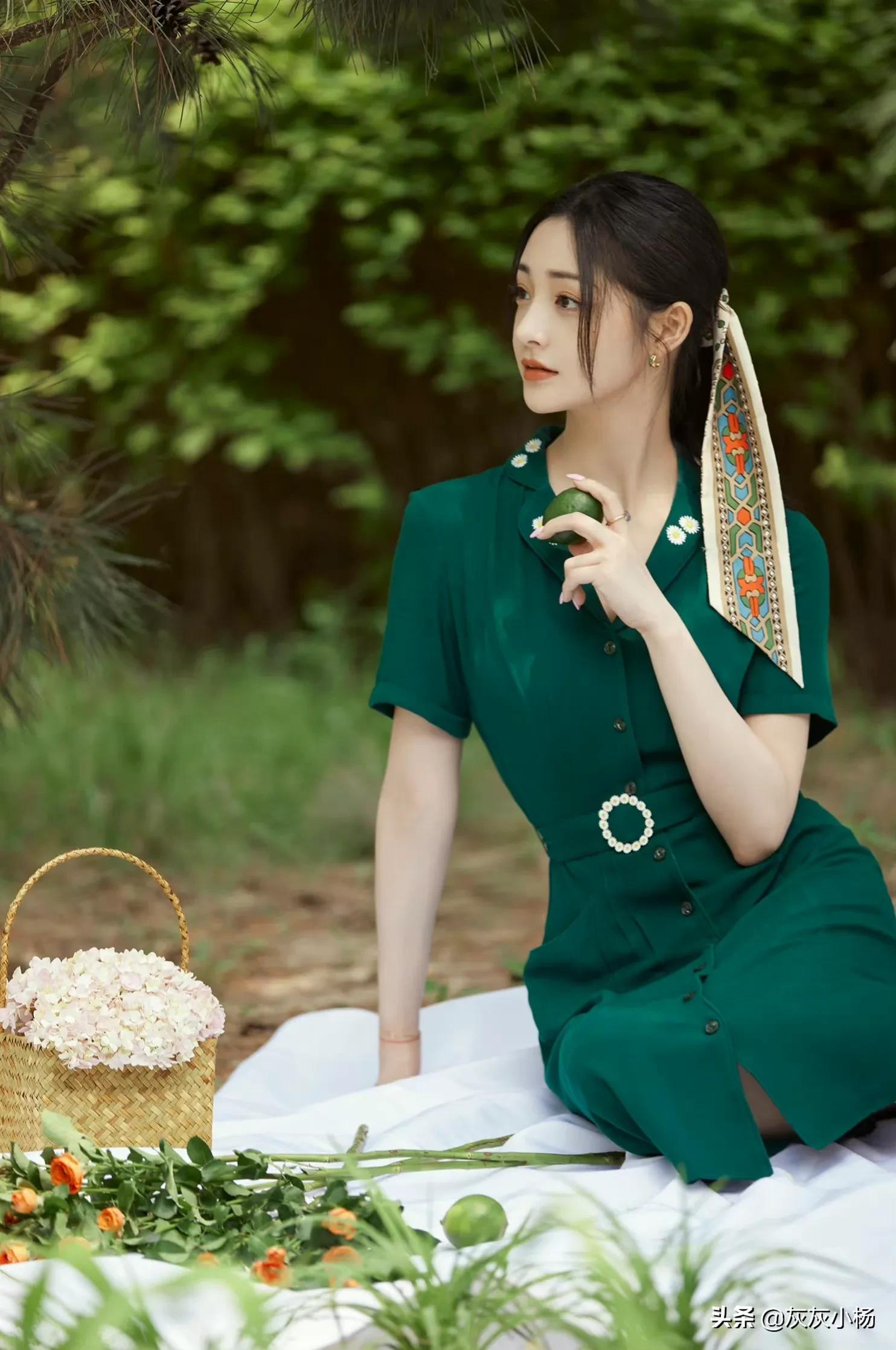 周洁琼，V领绿色长裙