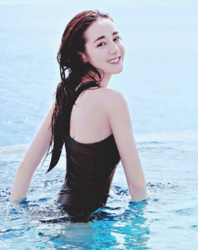 女明星热巴光脚做瑜伽!穿短裤炫出一双细白腿,瘦到肩膀凸出两块