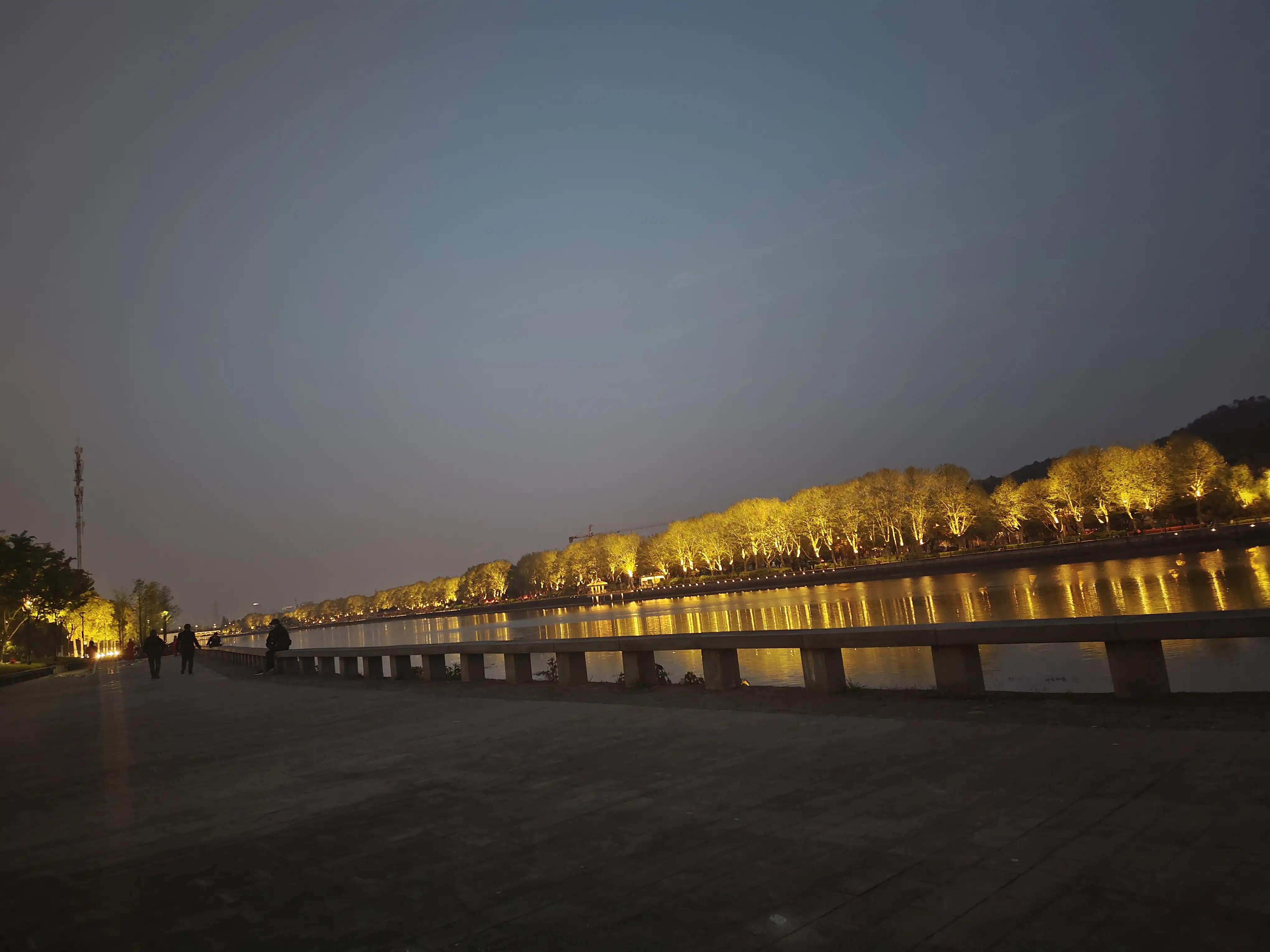 朋友，夜跑你拥有的不止是眼前的风景