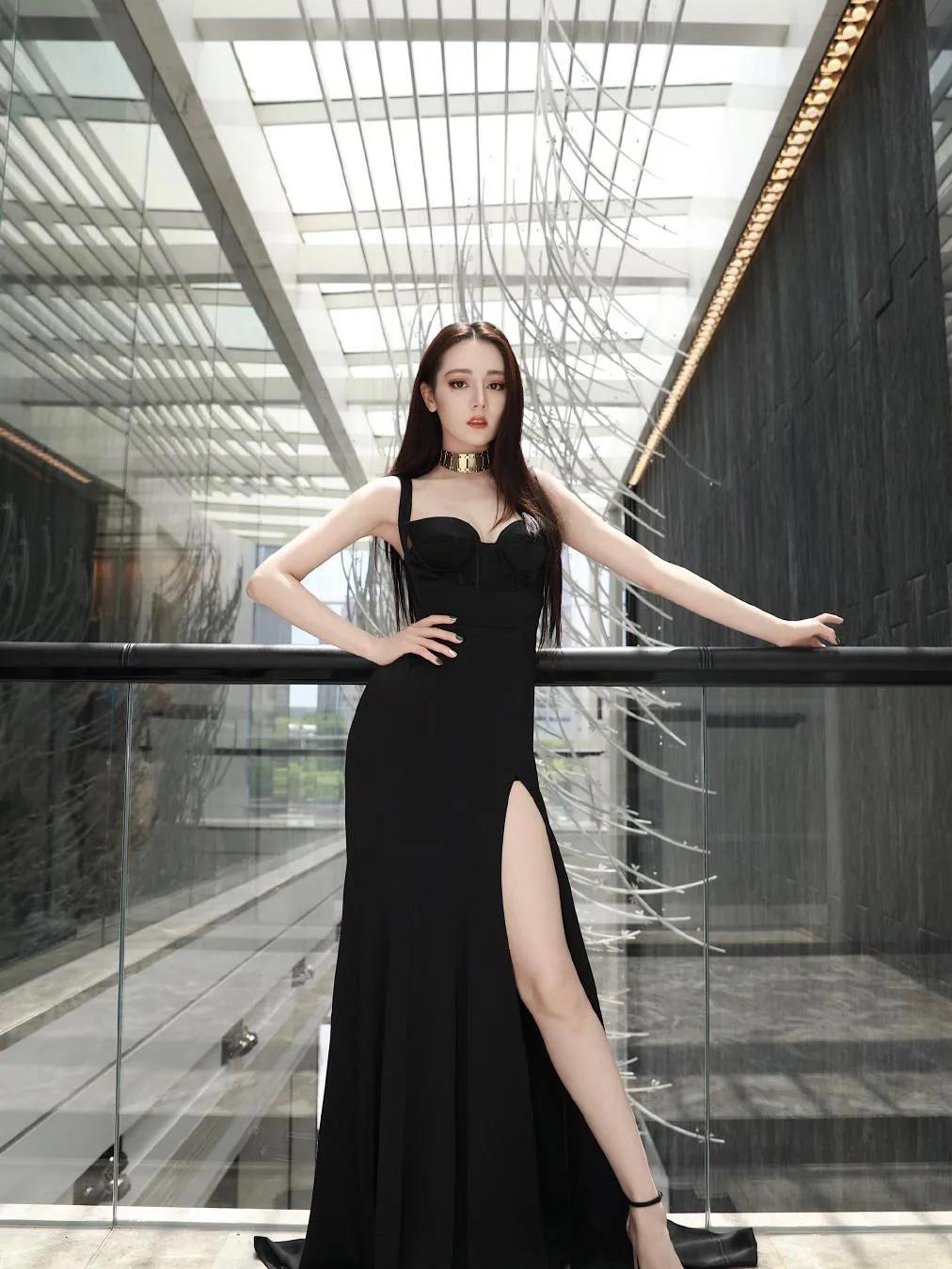 古力娜扎与迪丽热巴同穿黑色连衣裙，你们觉得谁更有魅力呢？