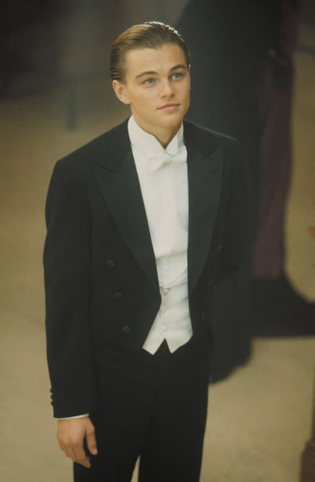 “钻石恒久远”的背后：战争、屠杀、血腥，有的是你想不到的罪恶