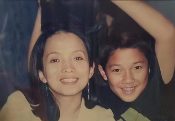 张丰毅和吕丽萍：离婚30年，人生截然不同，亲儿子和继父成一家