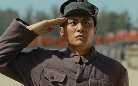 34岁的他，在参加开国大典时站在伟人身边，后来担任44年副国级