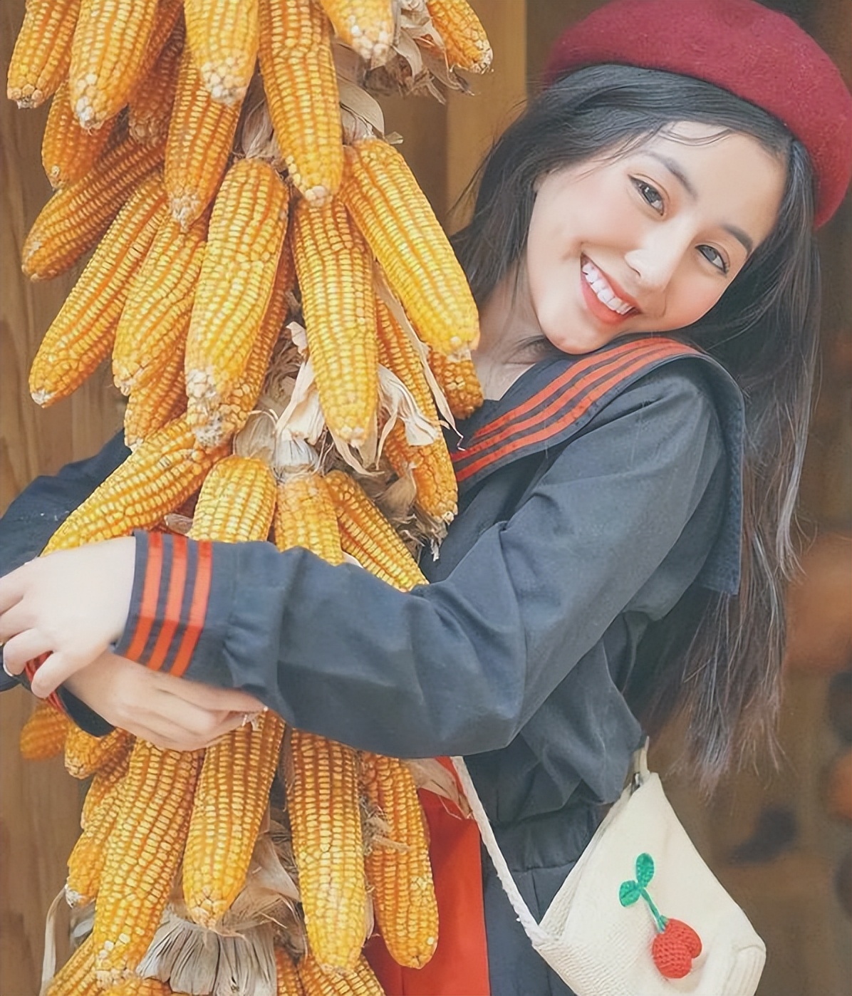 高中女孩被称为“纯欲系校花”！普通校服穿出高级感，令学生羡慕