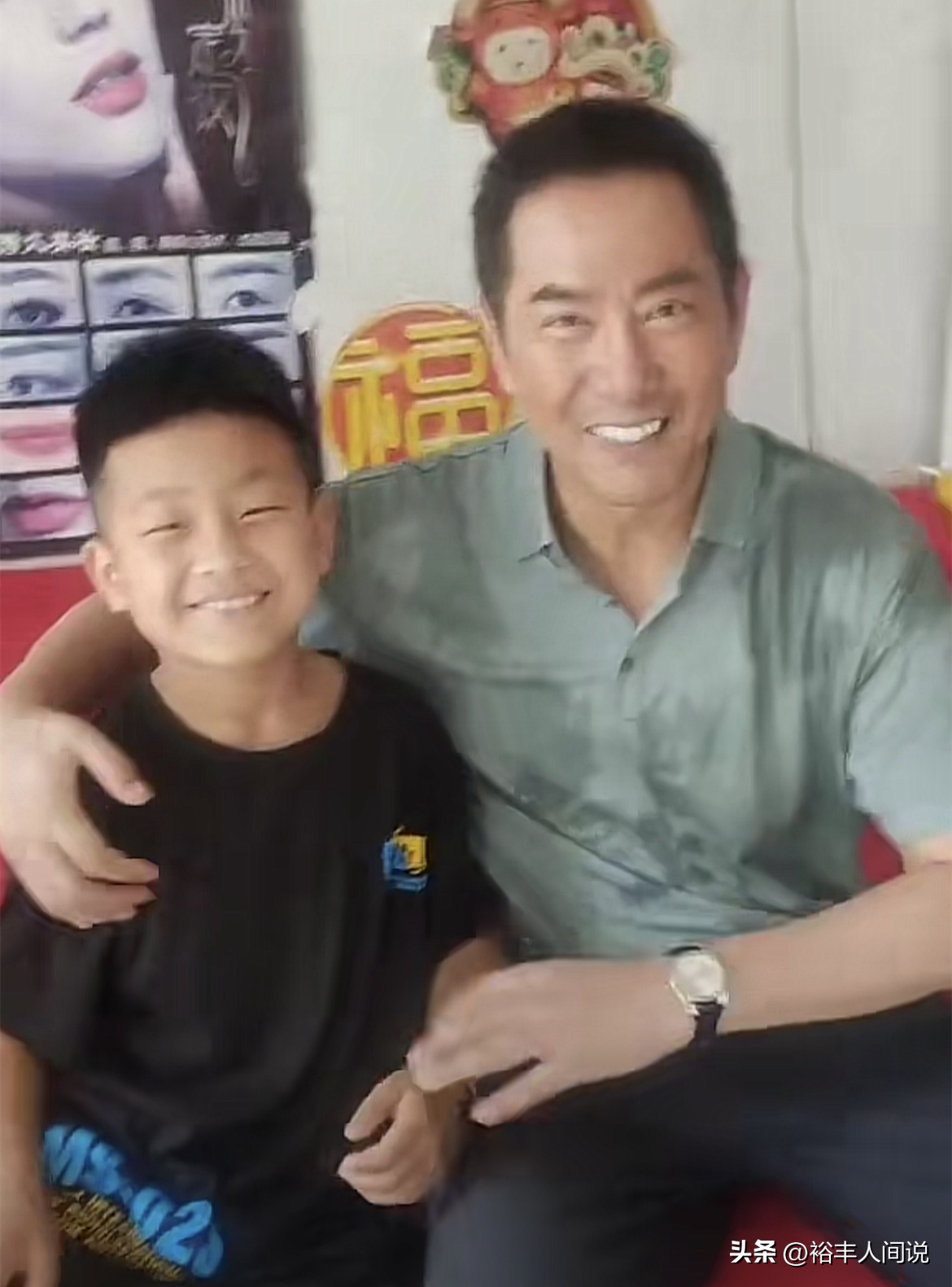 51岁姚刚现身小理发店！满脸堆笑T恤湿透，“赖”着不走蹭空调