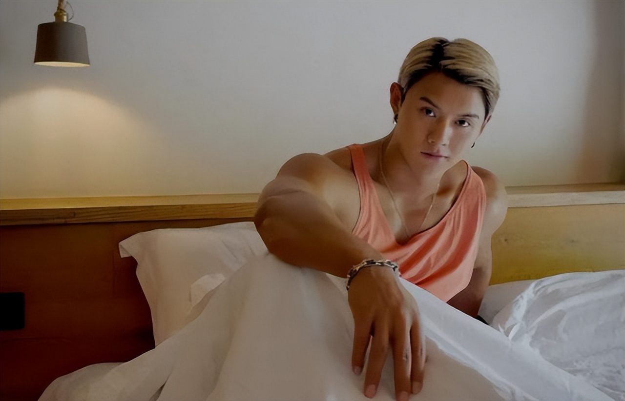 他拥有一身健硕的肌肉，却因撞脸鹿晗走红，网友：身材真好