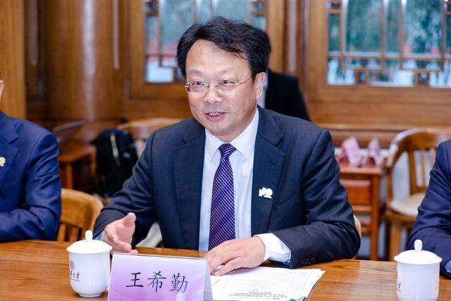清华大学新任校长引热议，与老校长相比，两者有许多共同点