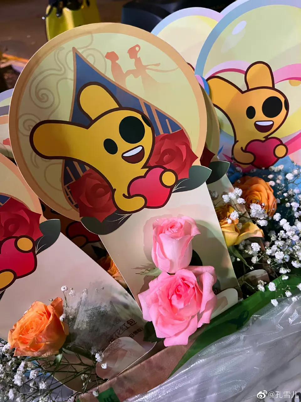 孔雪儿遛弯被送七夕鲜花