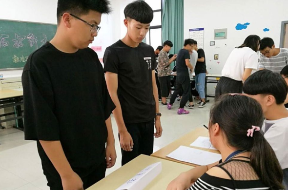 大学生活揭开了很多同学的自卑，不是因为不够努力，现实很无奈