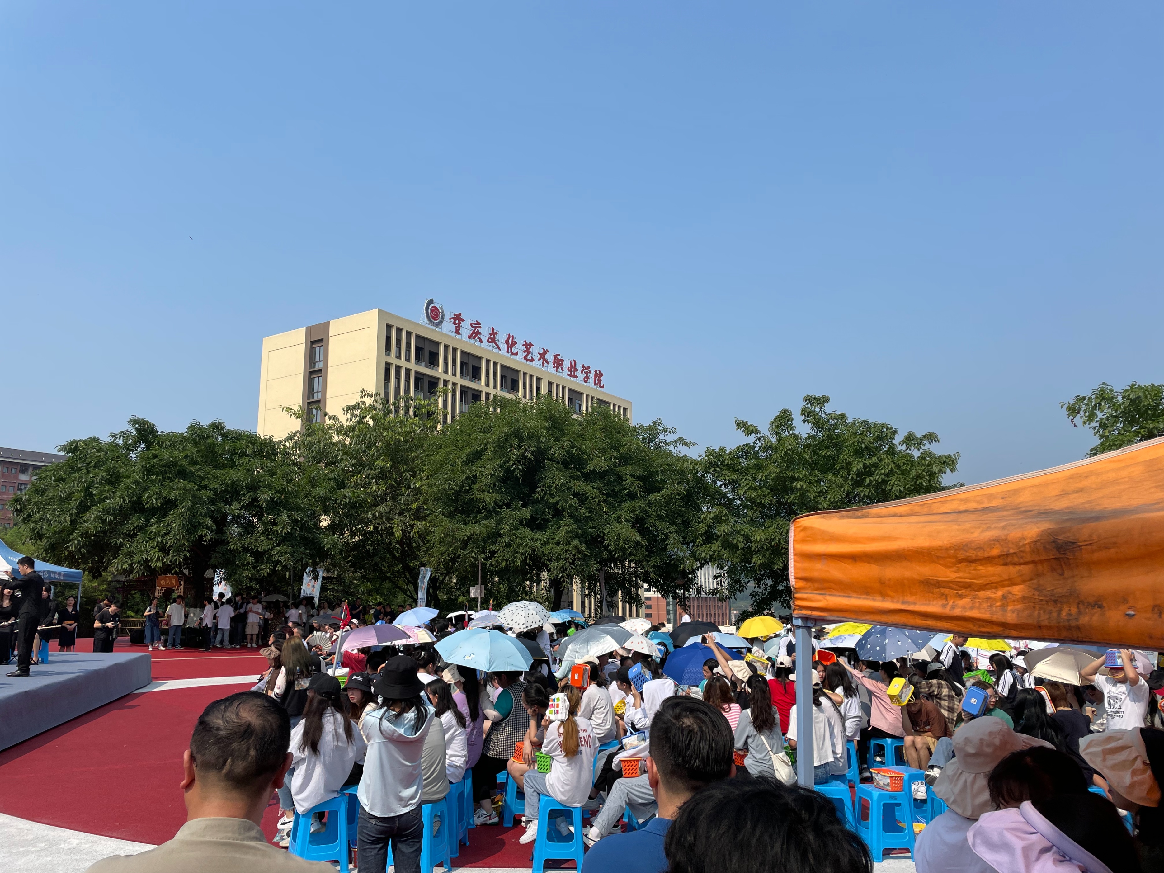 共飨艺术与文化交织的“盛宴”，重艺职院第二届枇杷艺术节开幕