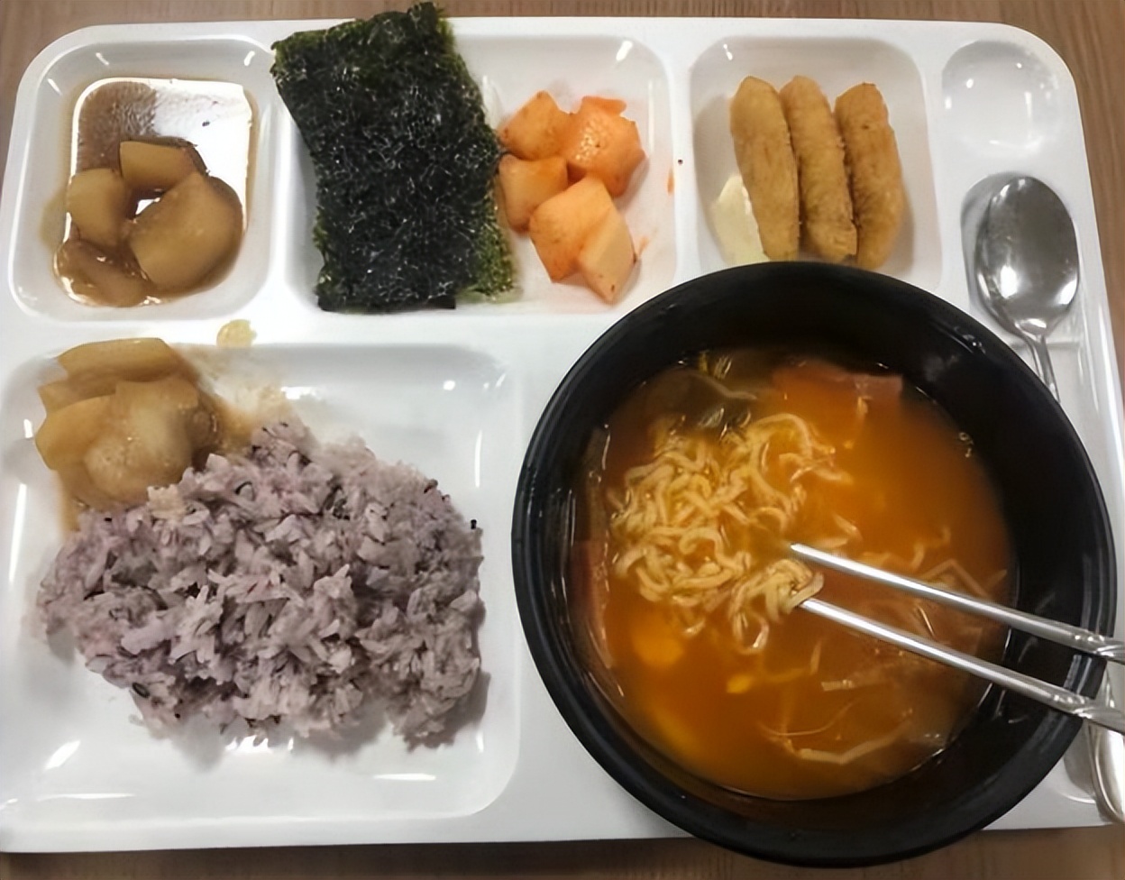 韩国留学生“吐槽”大学食堂，评论区画风清奇：不会饿得啃同学吗