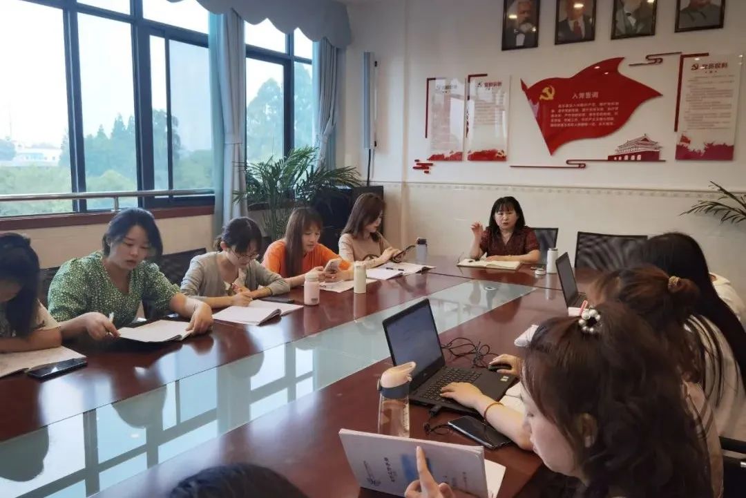 实验小学外国语学校语文组进行“以爱润泽，温故知新”专题教研